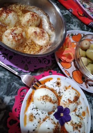 A picture of Two Different Ways to Make Boiled Eggs 🧀.