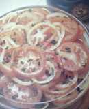 Ensalada de tomate, cebolla y cebollinos