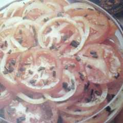 Una foto de Ensalada de tomate, cebolla y cebollinos