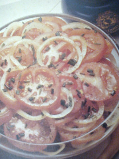 Una foto de Ensalada de tomate, cebolla y cebollinos