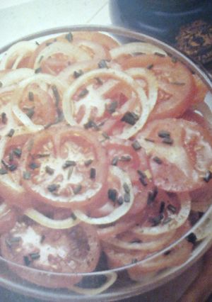 Una foto de Ensalada de tomate, cebolla y cebollinos