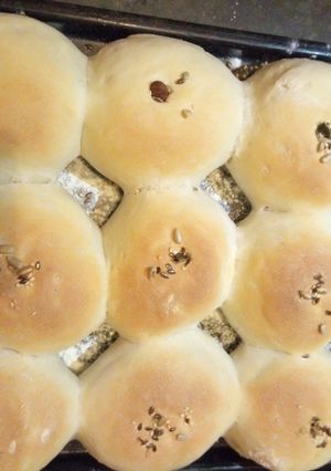 A picture of Rolls with seeds.