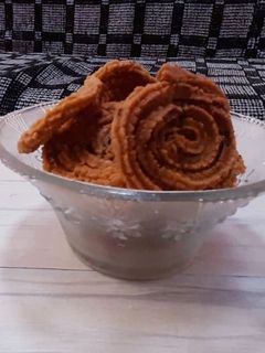 खस्ता आटे की चकली(Khasta aate ki chakli recipe in Hindi) रेसिपी मुख्य फोटो
