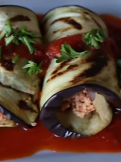 Una foto de Canelones de berenjena rellenos de atún y huevo (sin pasta)