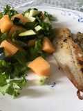 Tilapia y ensalada de melón