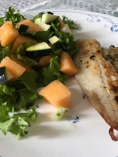 Una foto de Tilapia y ensalada de melón