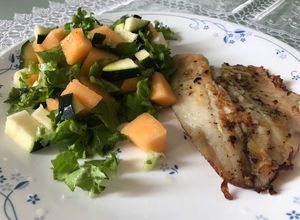 Una foto de Tilapia y ensalada de melón