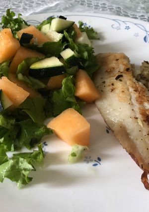 Una foto de Tilapia y ensalada de melón