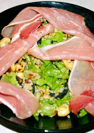 Une photo de Salade au quinoa, raisin et jambon cru