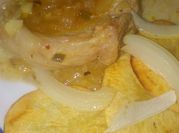 Una foto de bifes de cerdo a la mostaza