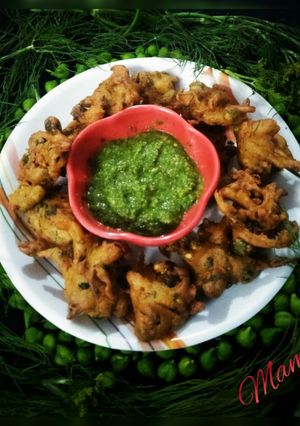 A picture of Green chana-dill leaves fritters.