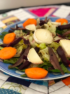 Una foto de Ensalada con remolacha cocida y anchoas