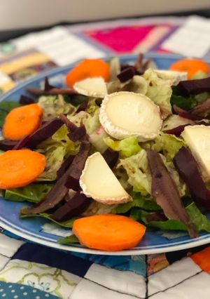 Una foto de Ensalada con remolacha cocida y anchoas