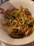 Udon salteado com frango e legumes