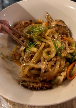 Foto de Udon salteado com frango e legumes