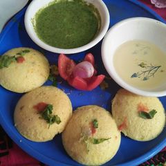 A picture of Idli dhokla.