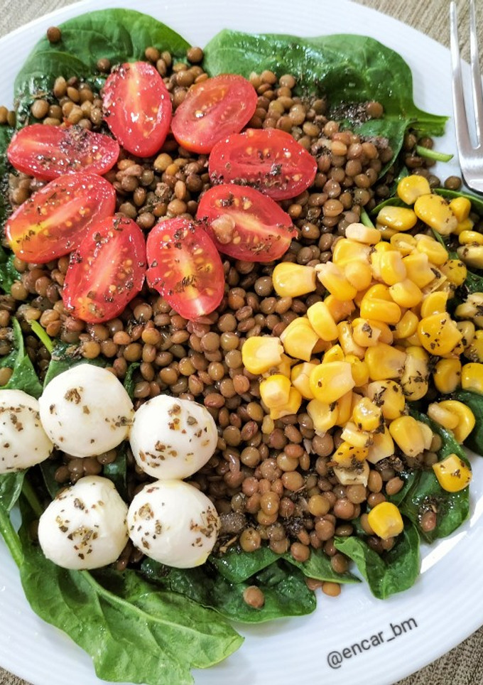 Una foto de Ensalada de lentejas con brotes de espinaca