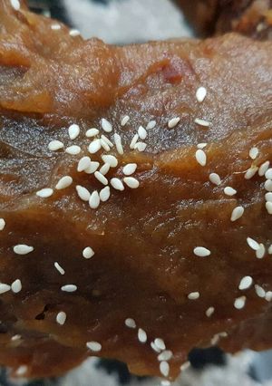 صورة لوصفة كيكة التمر السريعة بصوص التمر