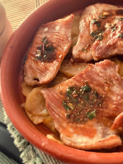 Una foto de Secreto ibérico con chimichurri balsámico y patatas panaderas ligeras con miel y limón