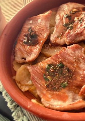 Foto principal de Secreto ibérico con chimichurri balsámico y patatas panaderas ligeras con miel y limón