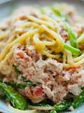 Spaghetti au crabe royal, pois mange-tout et ricotta