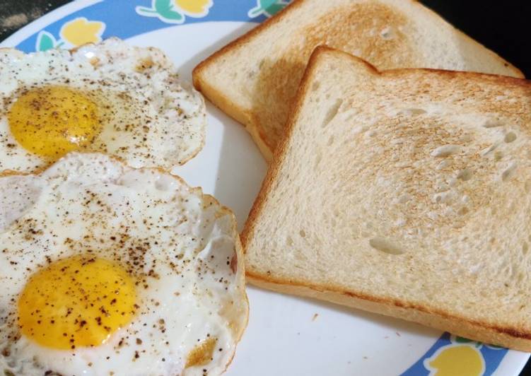 Sunny side up egg with toasted bread