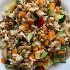 Una foto de Arroz con lentejas y verduras