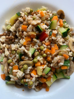Una foto de Arroz con lentejas y verduras