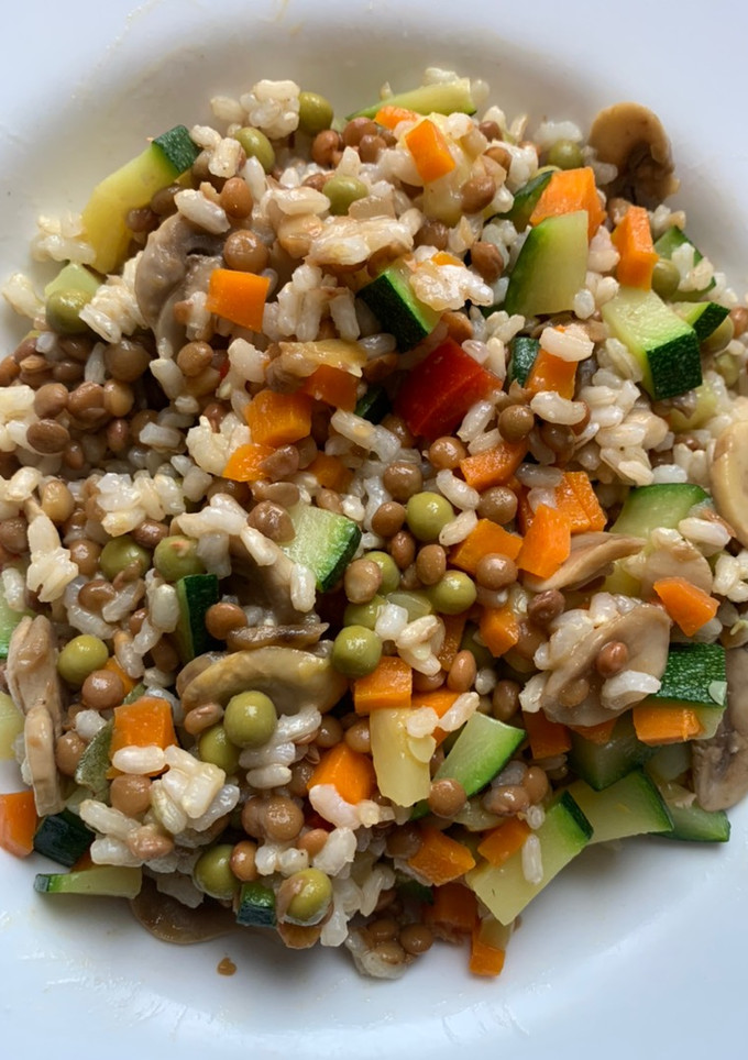 Una foto de Arroz con lentejas y verduras