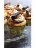 Gingerbread cupcakes με αλατισμένη καραμέλα γάλακτος και frosting τυρί κρέμα-μπισκότο