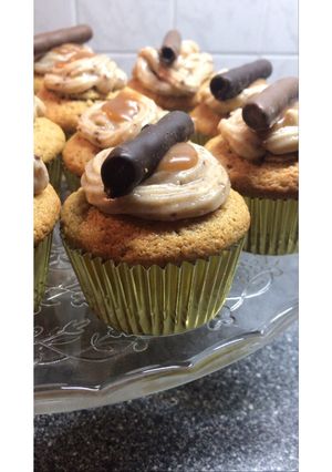 Φωτογραφία της συνταγής Gingerbread cupcakes με αλατισμένη καραμέλα γάλακτος και frosting τυρί κρέμα-μπισκότο