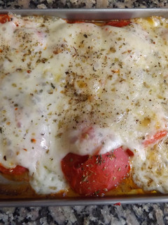 Una foto de Tomates al horno con rodajas de queso Provolone