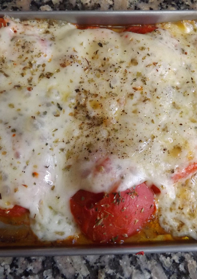 Una foto de Tomates al horno con rodajas de queso Provolone