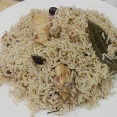 A picture of Chicken pulao.