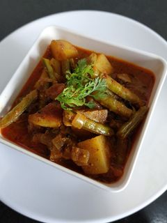गावठी गवार बटाटा ग्रेव्ही (Gavar batata gravy recipe in marathi) रेसिपी चे मुख्य फोटो 