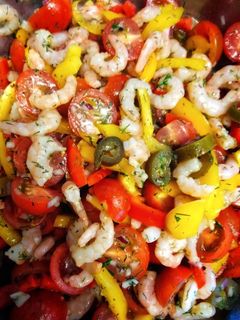 صورة لوصفة سلطة الجمبري بفلفل الهالبينو والفلفل الالوان والطماطم الكرزية 🫑🌶️🦐🦐🍅