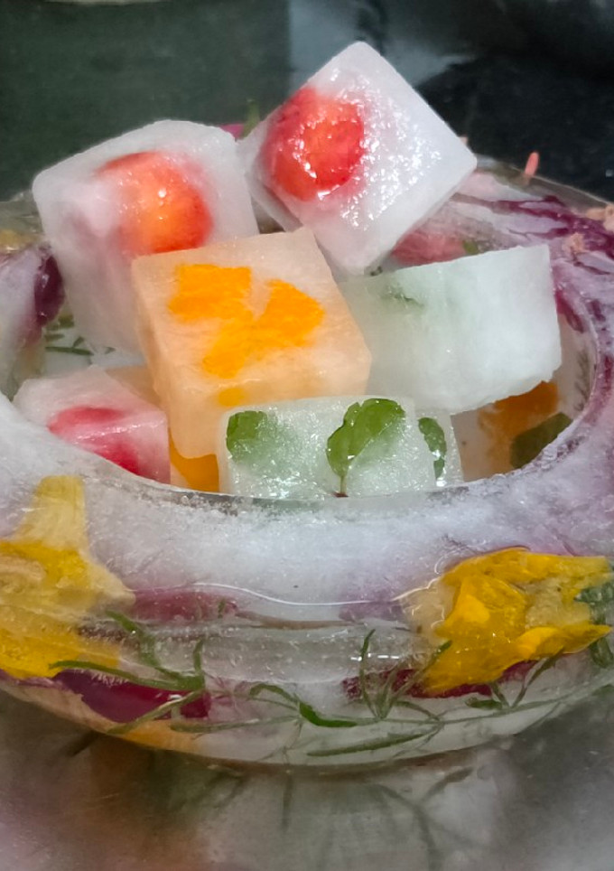 આઈસ ક્યૂબ વીથ આઈસ બાઉલ(ice cube with Ice bowl in Gujarati recipe) રેસીપી મુખ્ય ફોટો