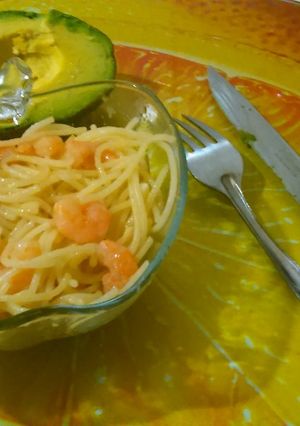 Una foto de Espagueti con camarones al ajo y aguacate