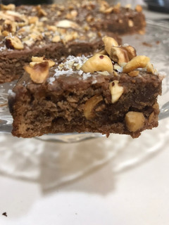 Una foto de Brownies de nocilla, avellanas y chocolate blanco