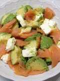Ensalada fácil de salmón, aguacate y queso feta