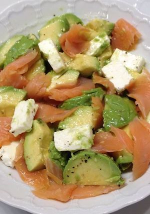 Una foto de Ensalada fácil de salmón, aguacate y queso feta