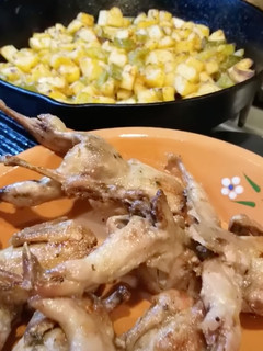 Foto de Codornizes no forno com batatas