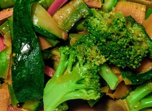 Una foto de BROCOLI Y Demás Vegetales con Miel y Naranja en Salsa de Soya..!