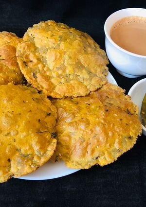 A picture of Bajra Methi Puri.