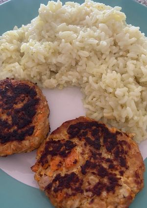 Una foto de Croquetas de atún con arroz amarillo