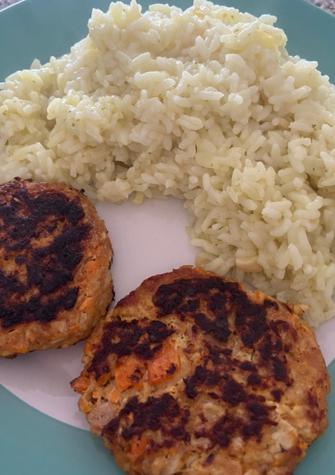 Una foto de Croquetas de atún con arroz amarillo