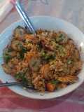 ข้าวผัดลาบลูกชิ้นปลา