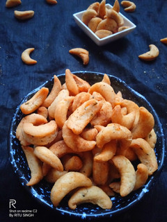A picture of Kaju Masala Mathri.