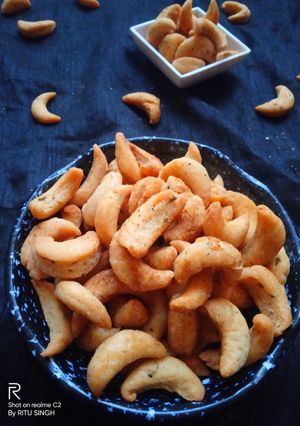 A picture of Kaju Masala Mathri.