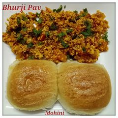 A picture of Egg Bhurji pav.